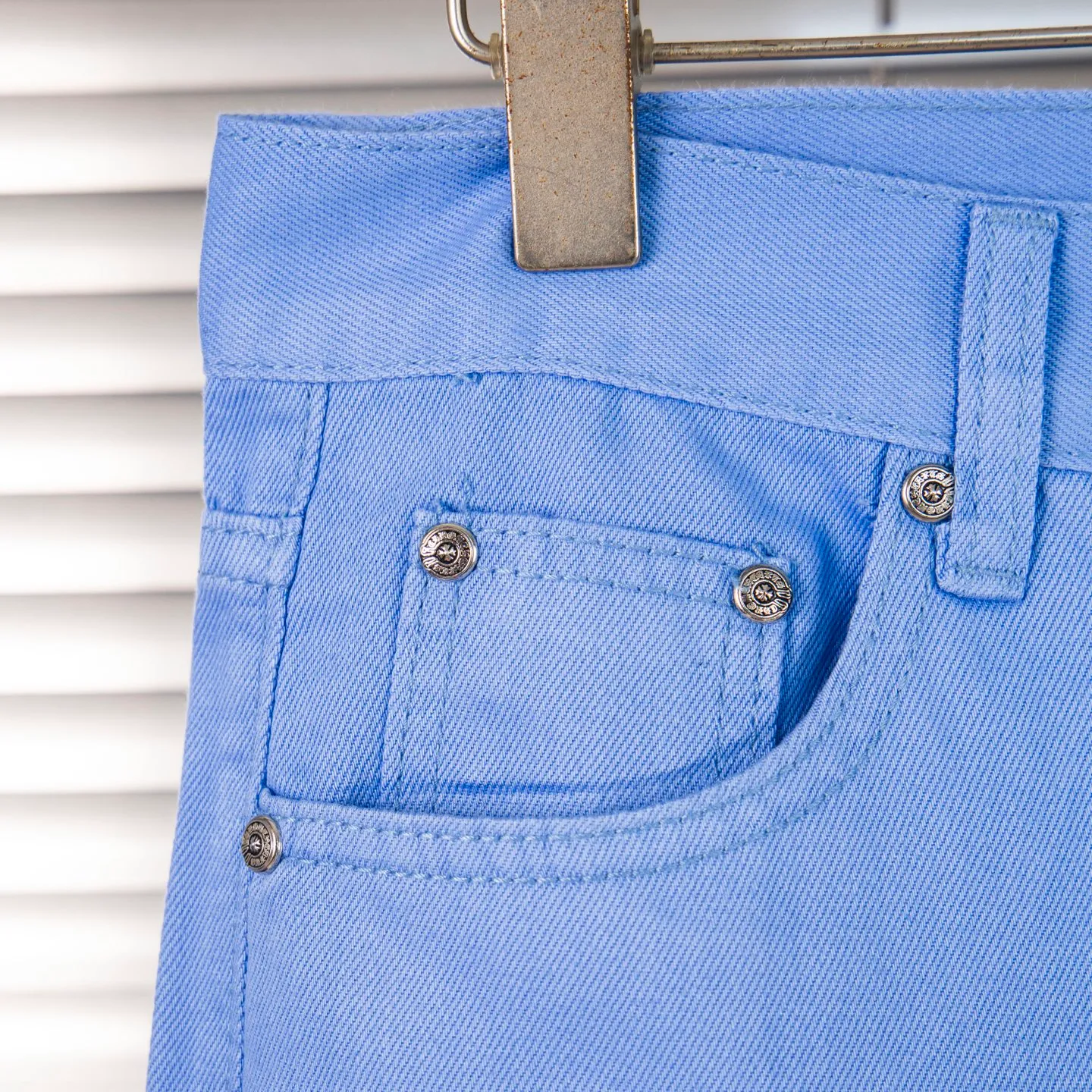 P270 CHROME HEARTS 25ss dopamine light blue cross patch leather washed jeans - Full of exploring the ultimate in fashion, Chrome Hearts' new Chrome Hearts pants not only present a unique style, the fresh ice blue color looks particularly youthful and energetic. The mid-high waist design is paired with a lazy and casual style, which not only shows long legs but also maintains a casual feel. It is a must-have fashion choice for trendy men and trendy women. Style number: 1752# Color: Dopamine light blue Size: 28 30 32 34